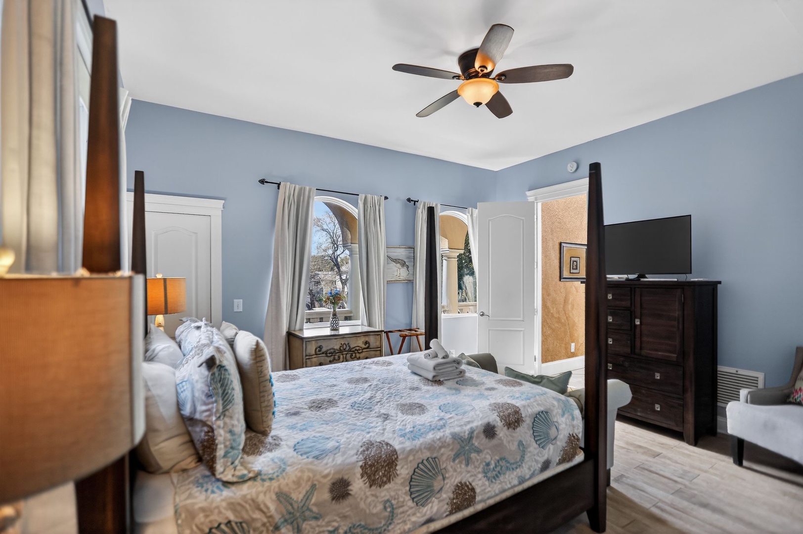 Primary Bedroom 1 - Queen Bed and Ensuite Bathroom - 1st Floor