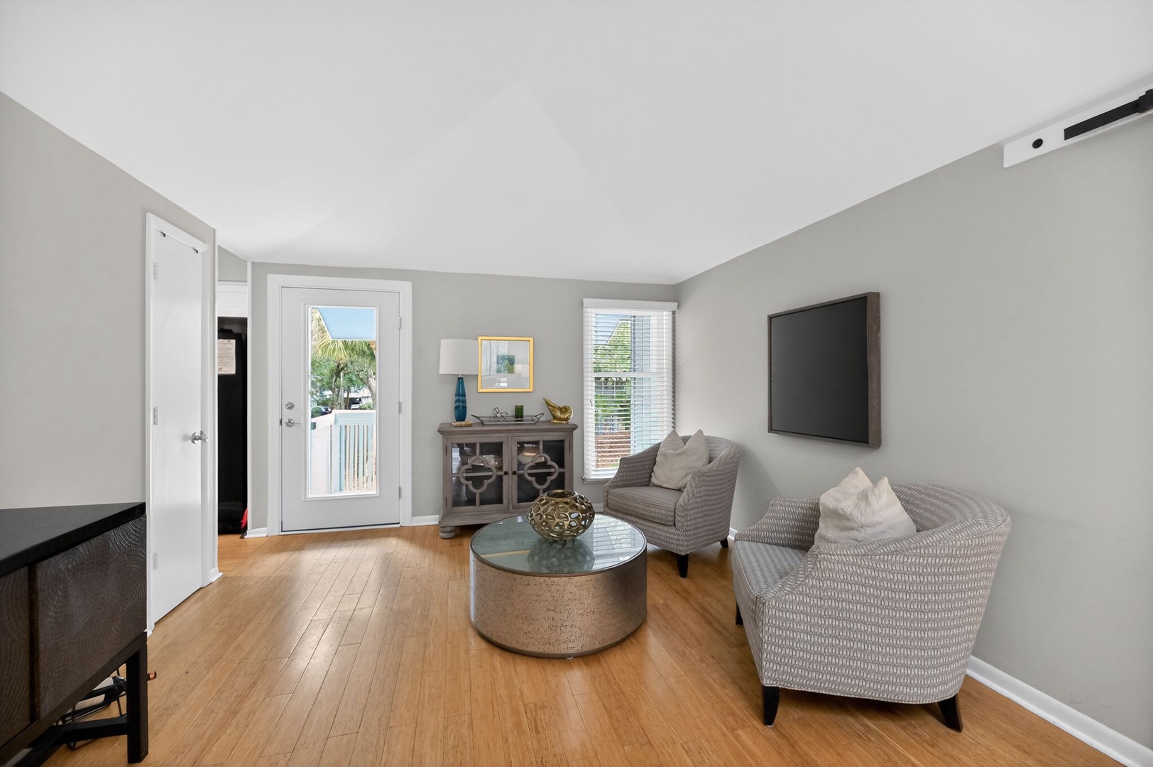 Entry Area - Comfortable Reading Area