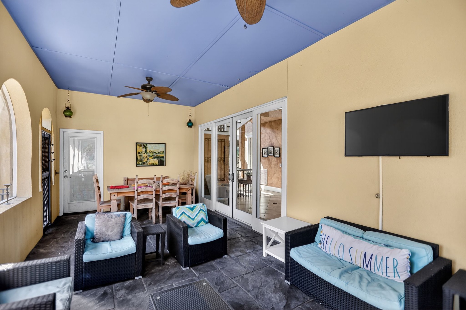 Enclosed Porch - Outdoor Seating - SmartTV