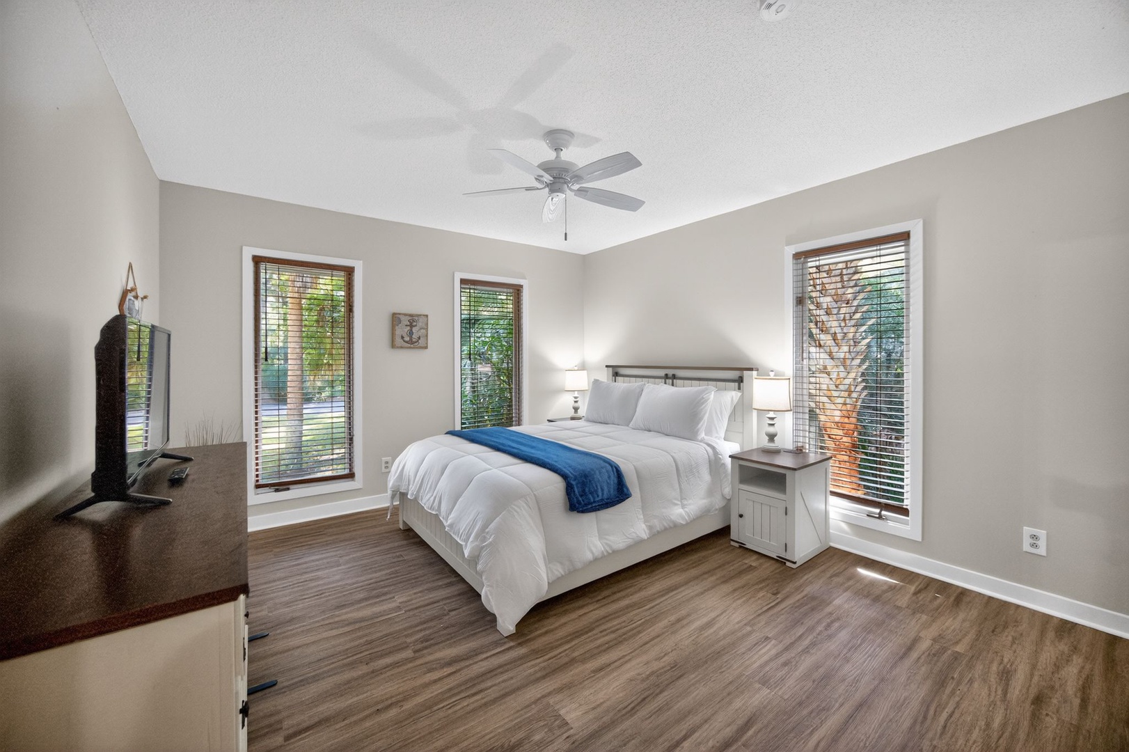Second Bedroom - Queen Bed, TV