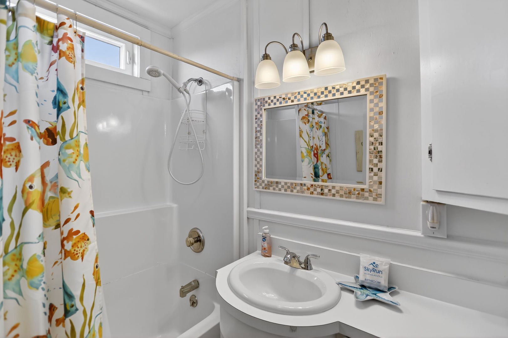 Bathroom 1 - Hallway Access, Tub/Shower Combo