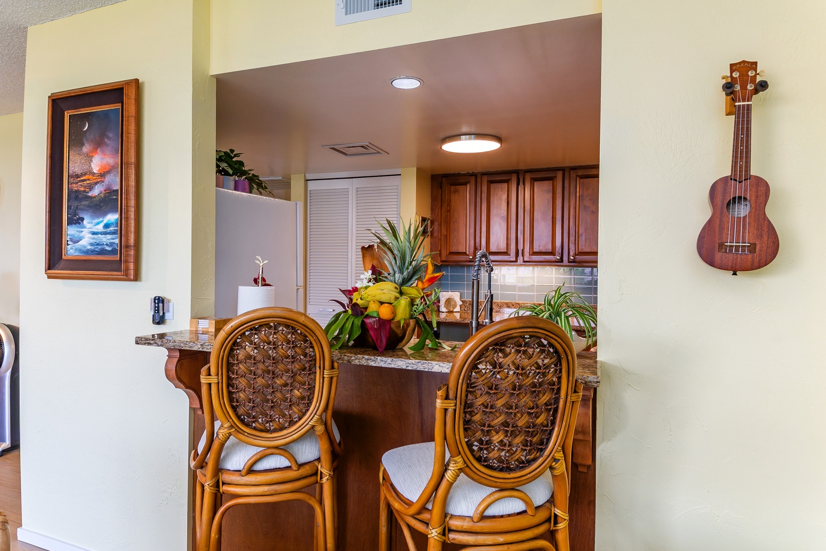 Settle in at the breakfast bar with a tropical drink and soak up the island vibes—warm wood tones, tropical décor, and even a ukulele on the wall set the perfect Hawaiian mood.