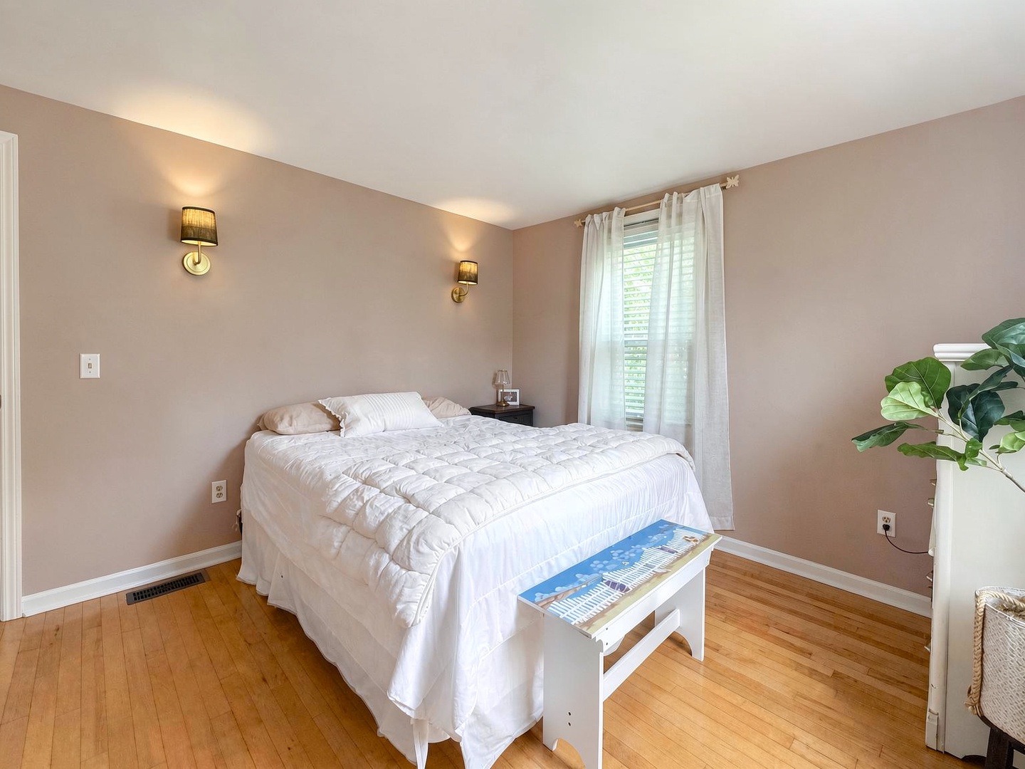 Bedroom 3 queen bed