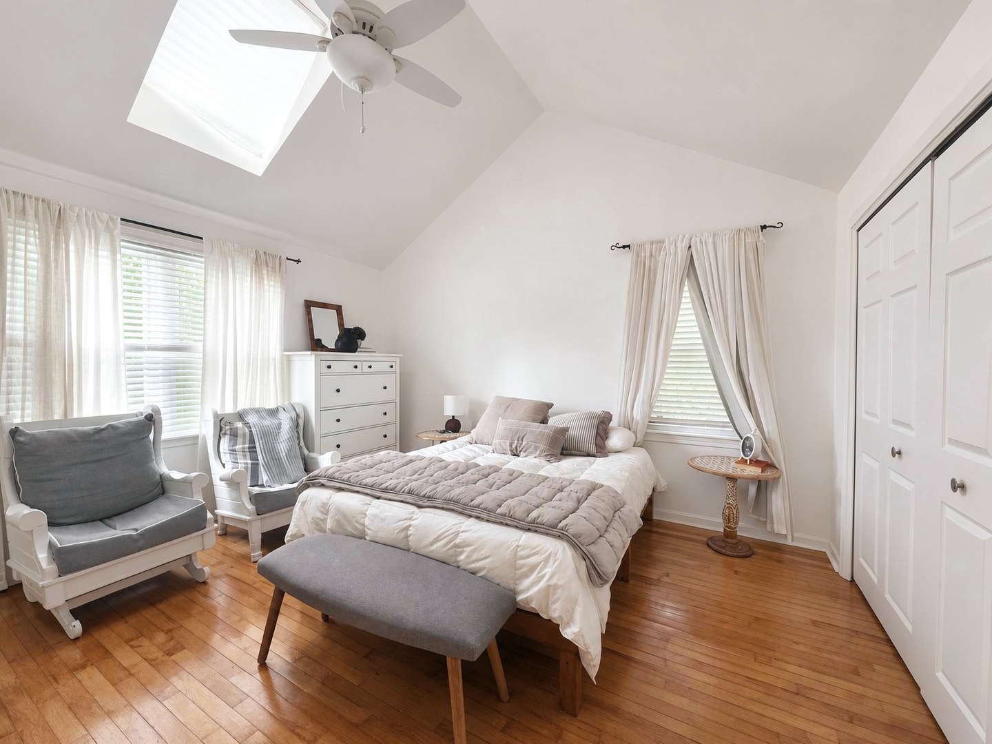 Bedroom 1, queen bed