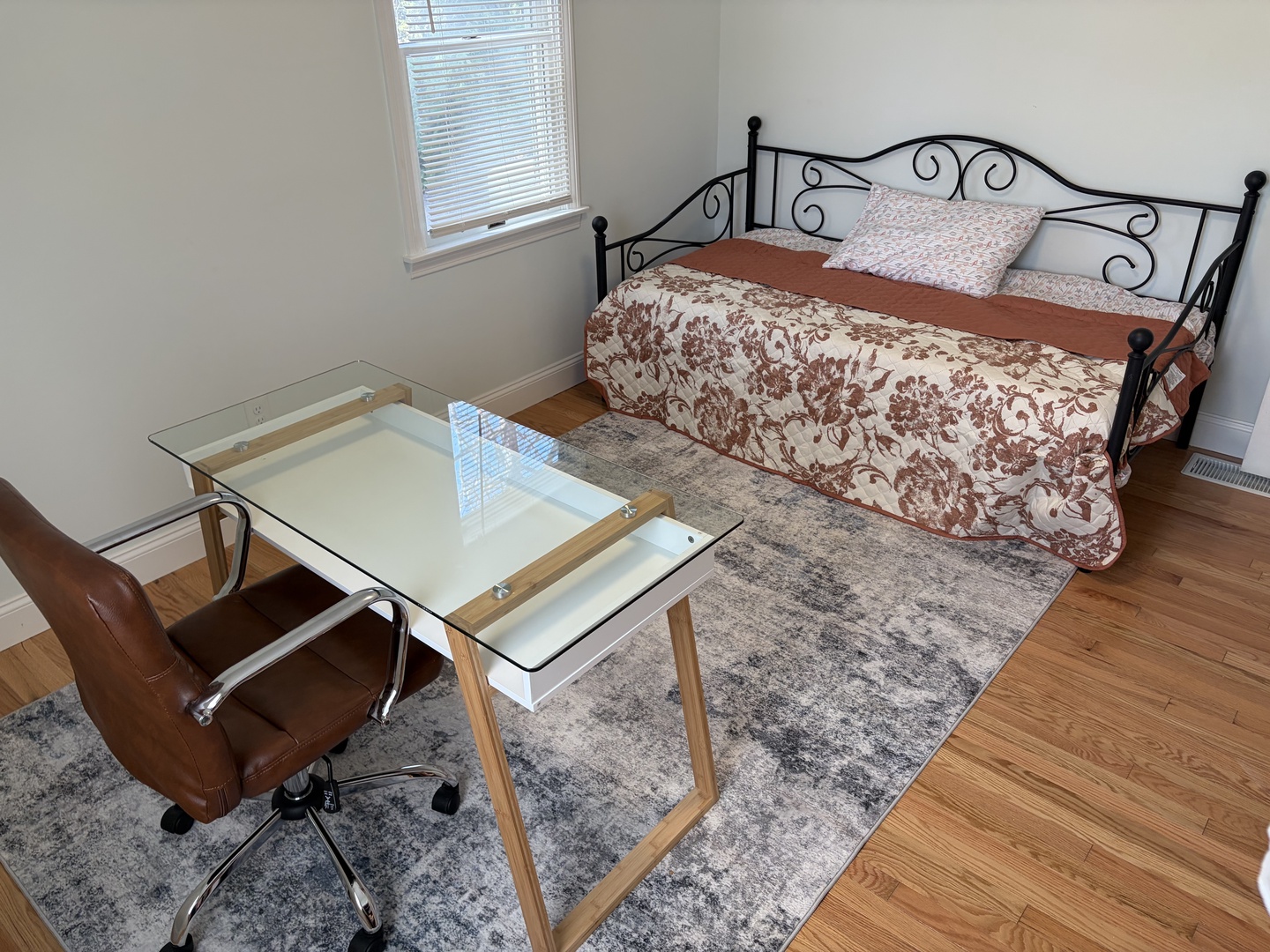 A sunlit room that serves your needs beautifully—relax on the daybed or get work done at the modern desk. Your peaceful retreat for rest and productivity.