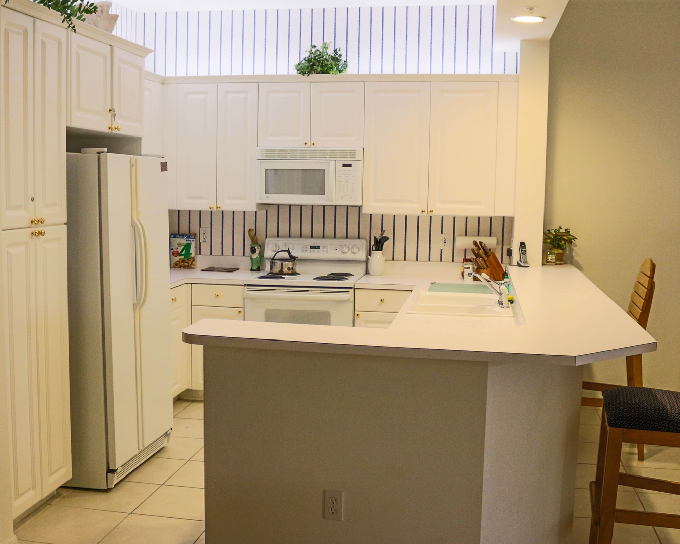 Your bright kitchen offers everything you need for homemade meals, from the full-size fridge to the breakfast bar where you can sip morning coffee.