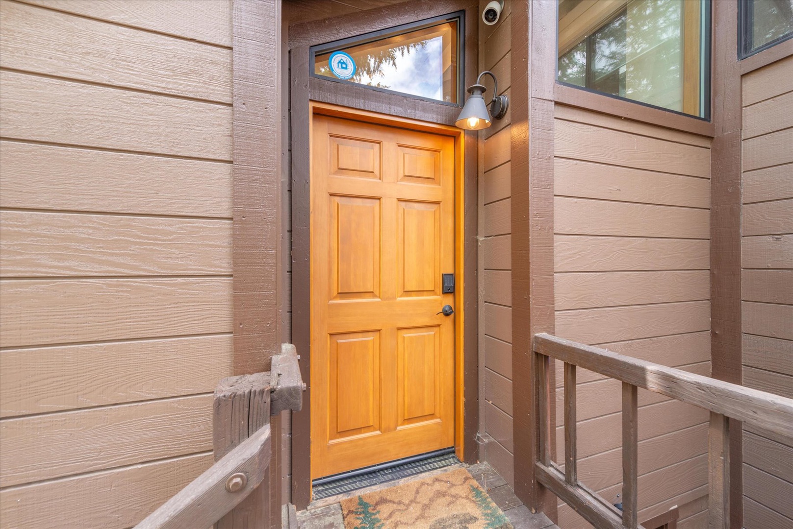 Entrance with e-lock for an easy check in / out.