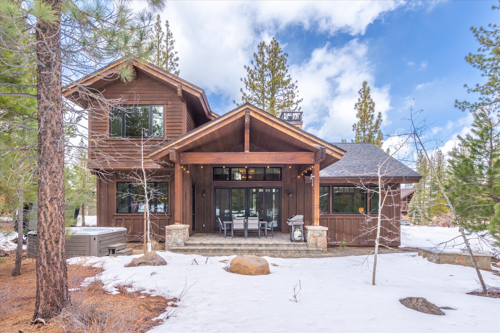 A beautiful mountain retreat nestled in a beautiful gated community, featuring warm wood architecture and peaceful natural surroundings.