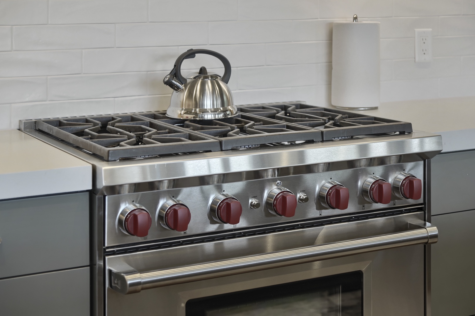 This sleek gas range invites you to whip up your favorite meals with ease. The professional-grade stainless steel finish and spacious cooktop give you plenty of room to create culinary magic during your stay.