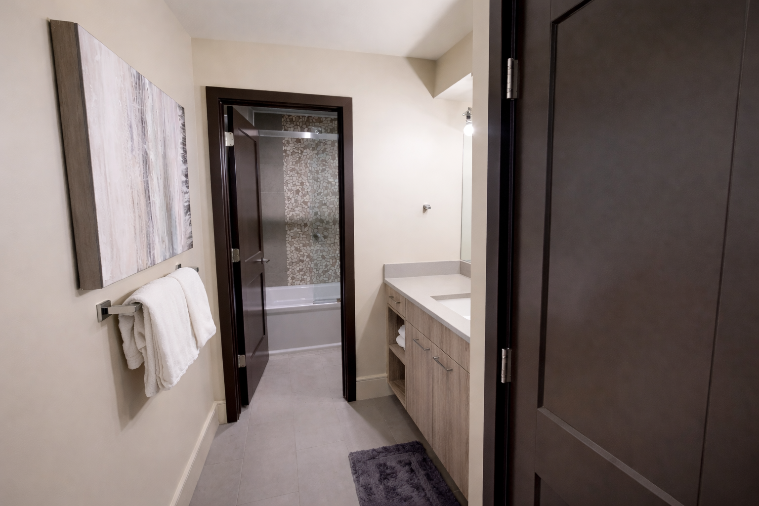Spacious, modern bathroom! Enjoy a sleek vanity, plenty of counter space, and a tub/shower combo after a day exploring.