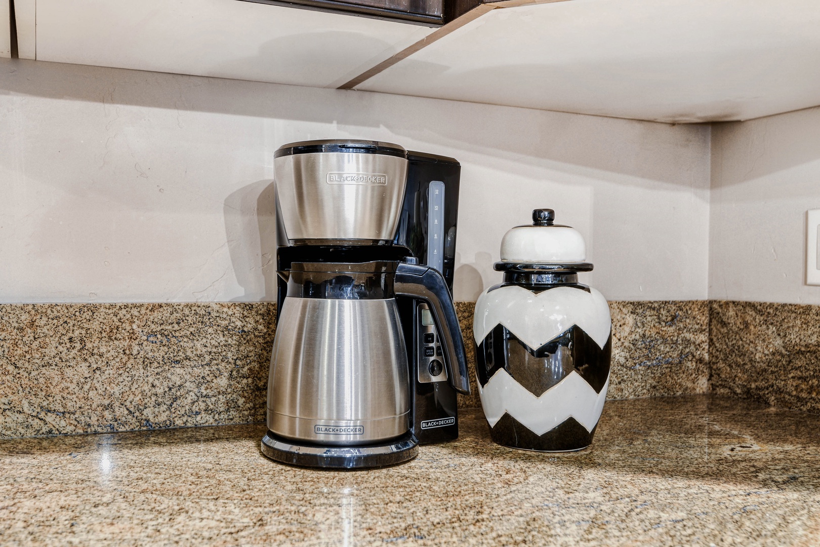 Wake up to fresh coffee whenever you need it—your mornings start perfectly with this premium coffee maker and stylish storage jar.