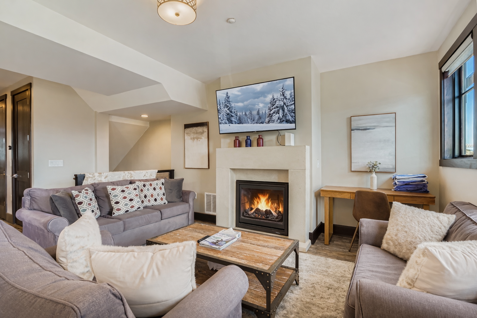 Experience the ultimate mountain escape at Tranquil Blackstone Mountain Getaway 3688 in Park City. This upscale 3-bedroom retreat features a cozy gas fireplace, private hot tub, and resort-style pool access.