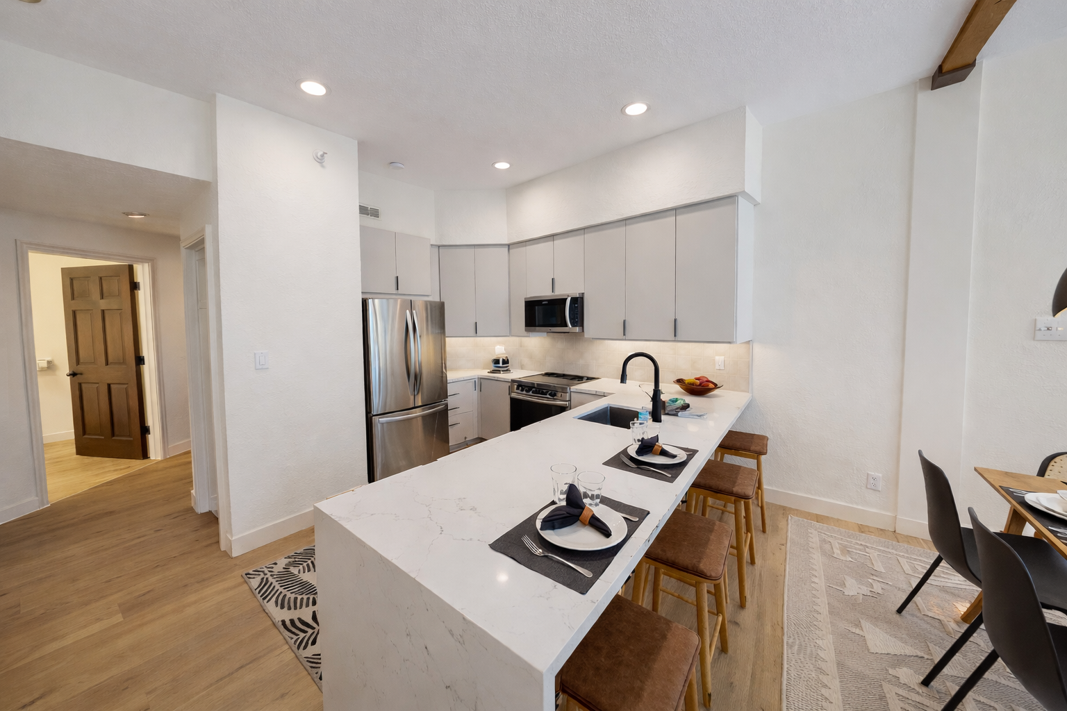 A modern and fully equipped kitchen, complete with a spacious island. Cook in style with stainless steel appliances during your stay!