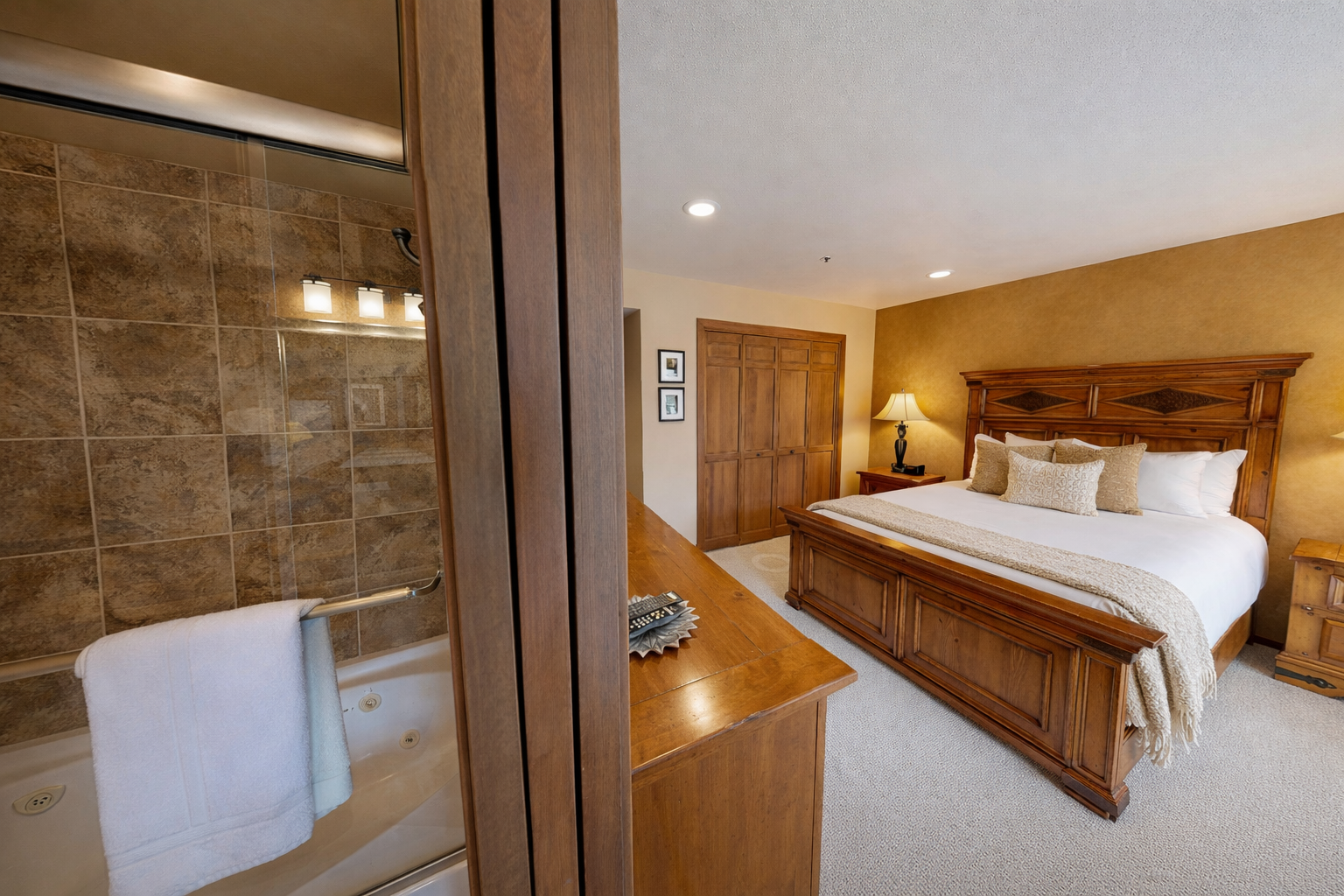 En-Suite Bathroom: Enjoy the convenience and privacy of an attached full bathroom, complete with a shower/tub combination.