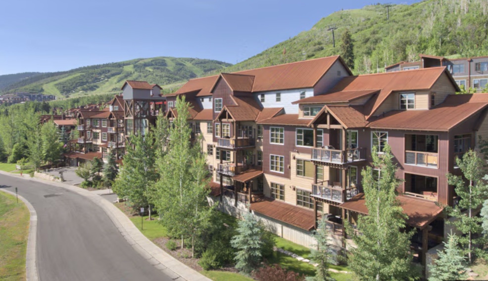 Experience the ultimate ski-in/ski-out lifestyle at Silver Star at Park City. This luxury retreat offers a heated pool, fitness center, and onsite dining, all just steps from the slopes.