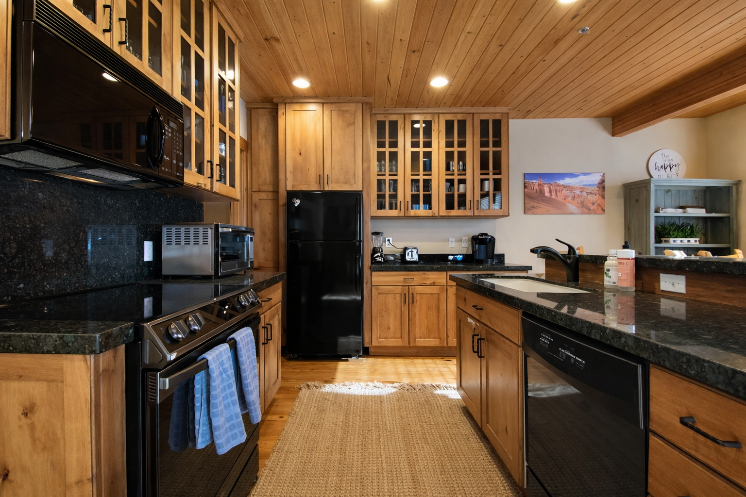 Enjoy this cozy mountain retreat with a fully equipped kitchen and open living space. The wood beams and forest views create the perfect escape.