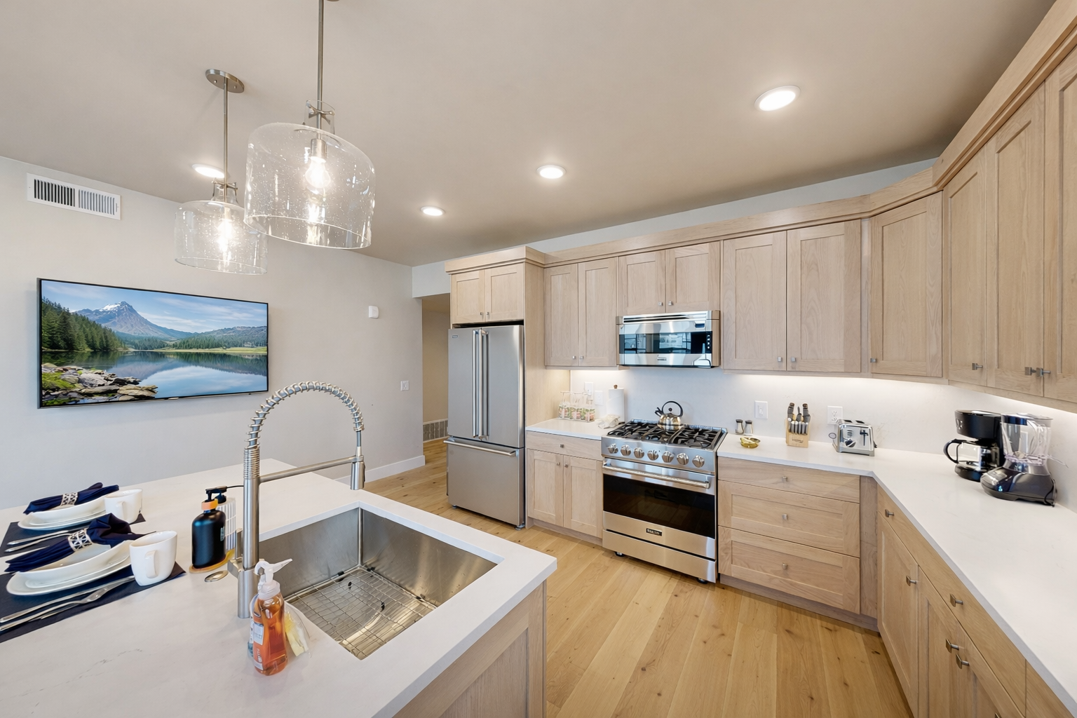 Host large groups in this modern Park City living space. Features a gourmet kitchen, sleek stone fireplace, and stunning mountain views—the perfect year-round alpine retreat!