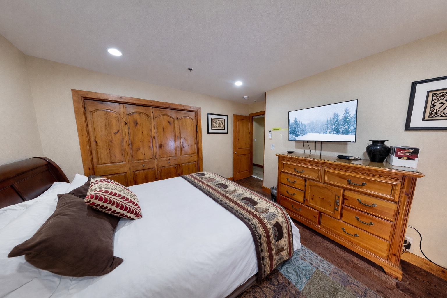 Your cozy bunk room features rustic wood furnishings and mountain-themed art, perfect for family adventures or friend getaways.