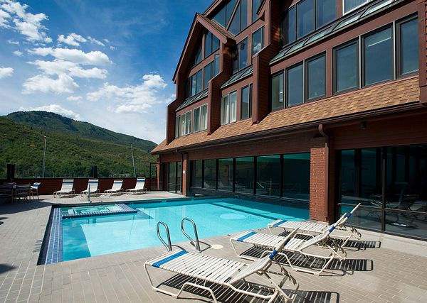 Relax at the mountain-view pool and hot tub, perfect after skiing or exploring Park City. Enjoy sunny loungers, resort-style amenities, and stunning alpine scenery—an ideal spot to unwind and soak in the fresh mountain air.
