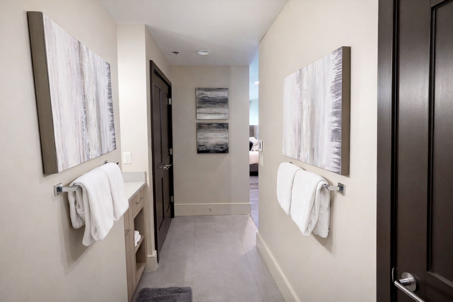 Spacious, modern bathroom! Enjoy a sleek vanity, plenty of counter space, and a tub/shower combo after a day exploring.