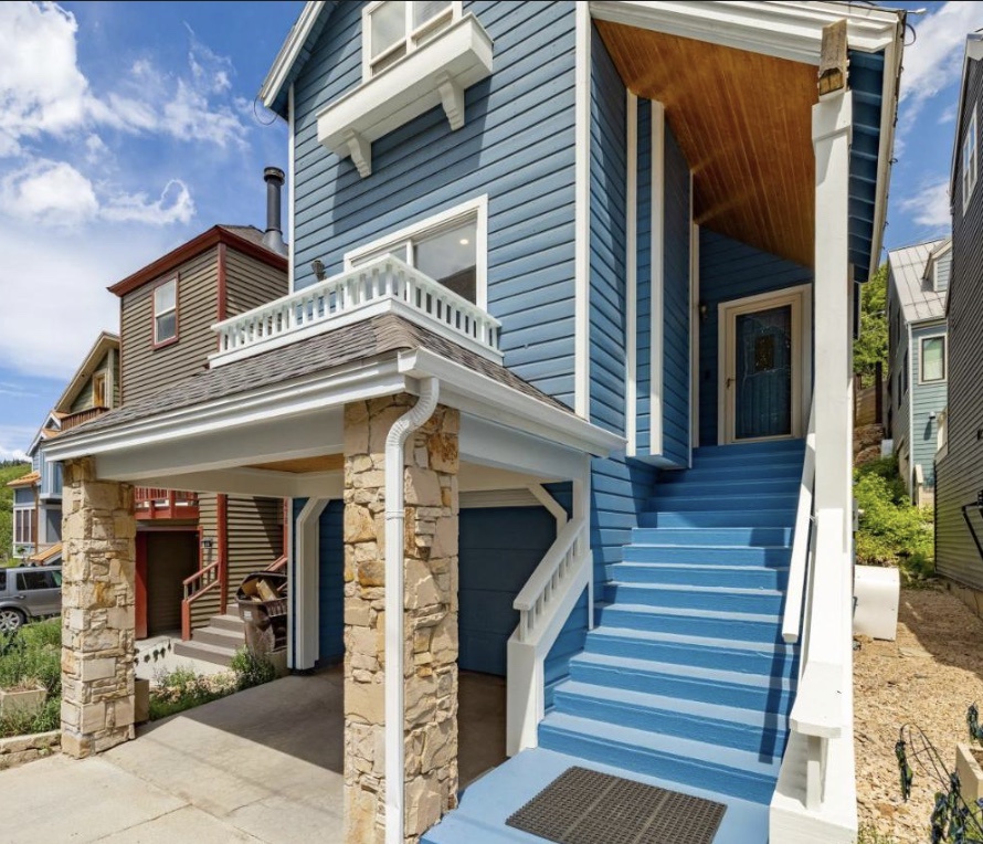 Escape to this three-level Old Town gem. Steps from Main Street, it features a hot tub, a bright gathering space, and a one-car garage. Perfect for mountain adventures.
