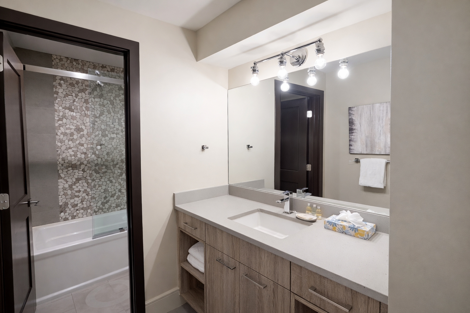 Spacious, modern bathroom! Enjoy a sleek vanity, plenty of counter space, and a tub/shower combo after a day exploring.