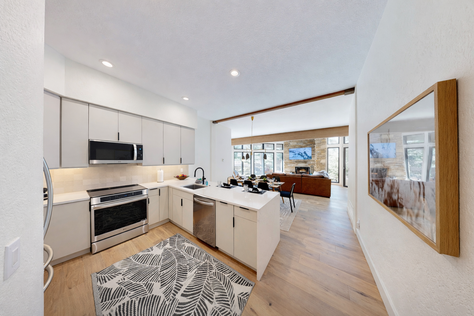 A modern and fully equipped kitchen, complete with a spacious island. Cook in style with stainless steel appliances during your stay!