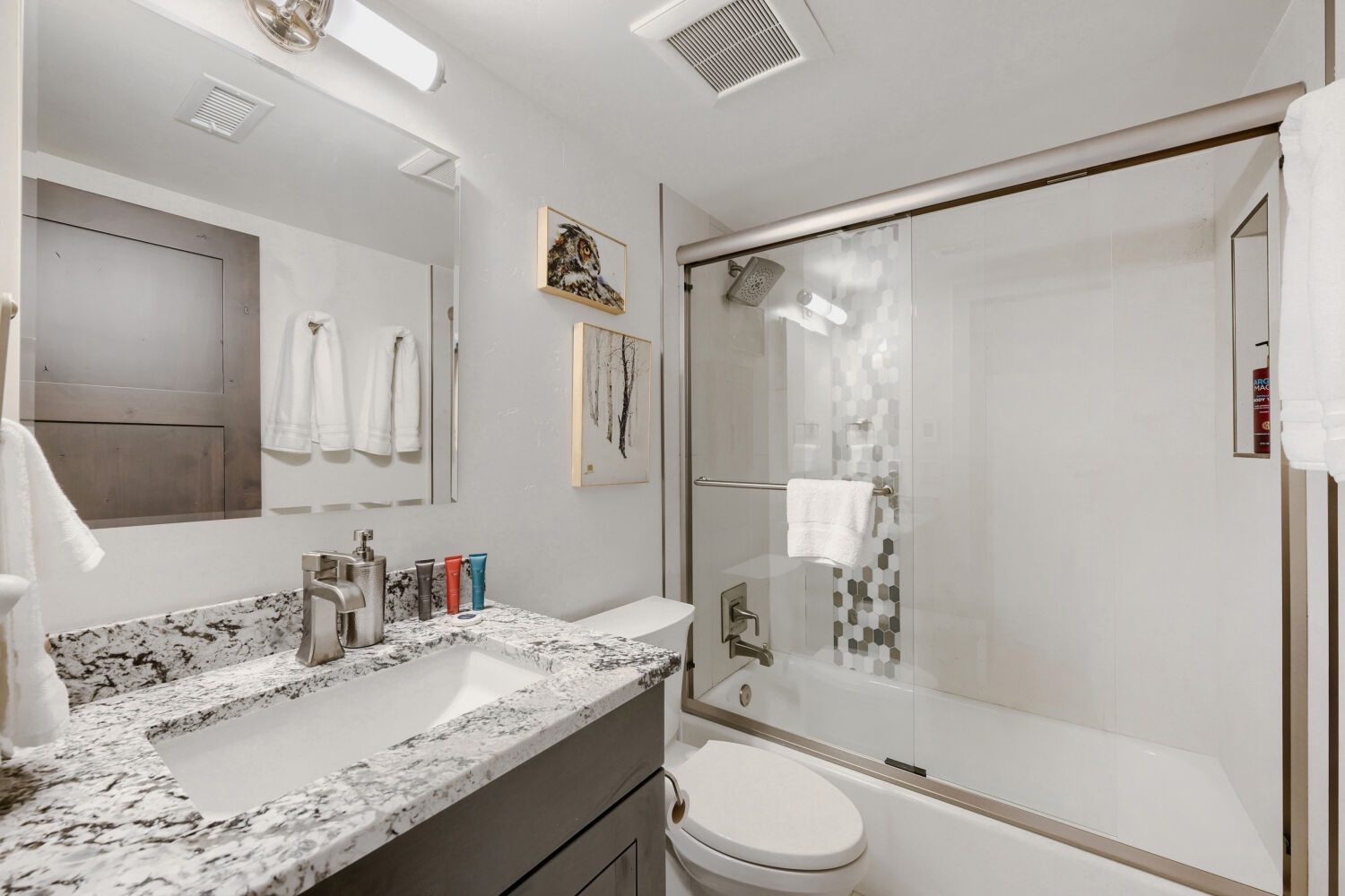 Refresh after your adventures in this spotless bathroom, complete with spa-like touches—fluffy towels, a sparkling tub-shower combo, and elegant granite counters to make your morning routine feel just a little more luxurious.