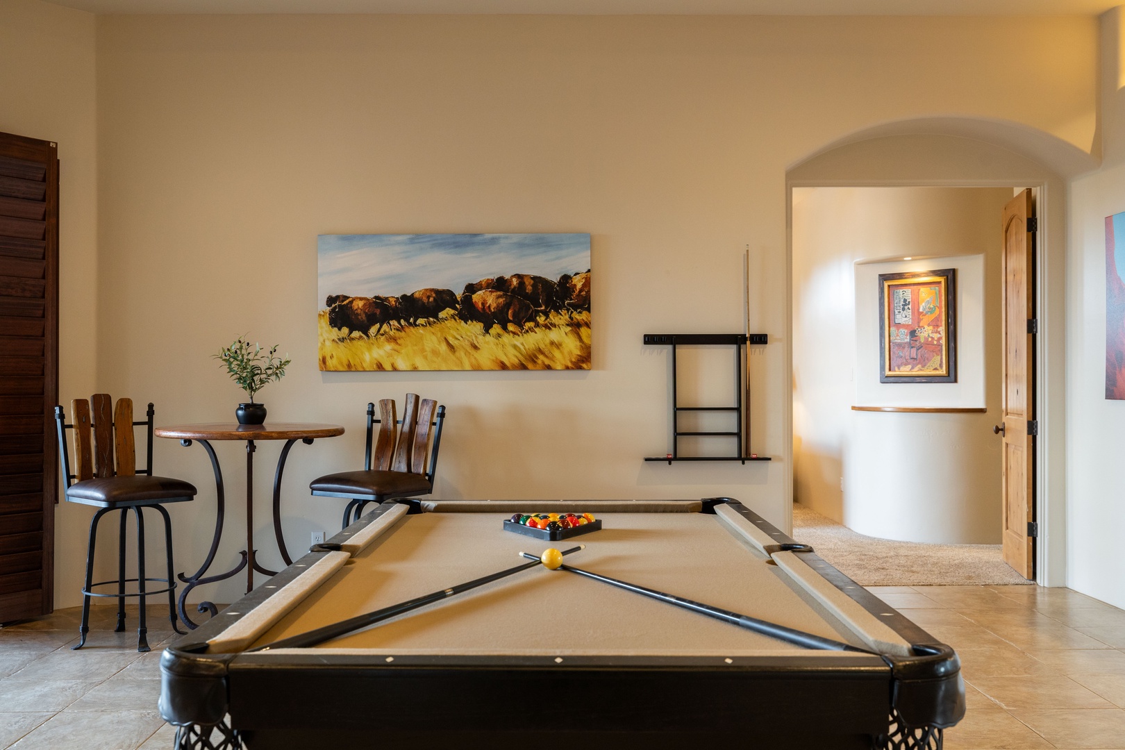 9 ball anyone? Front room Pool table for hours of group entertainment