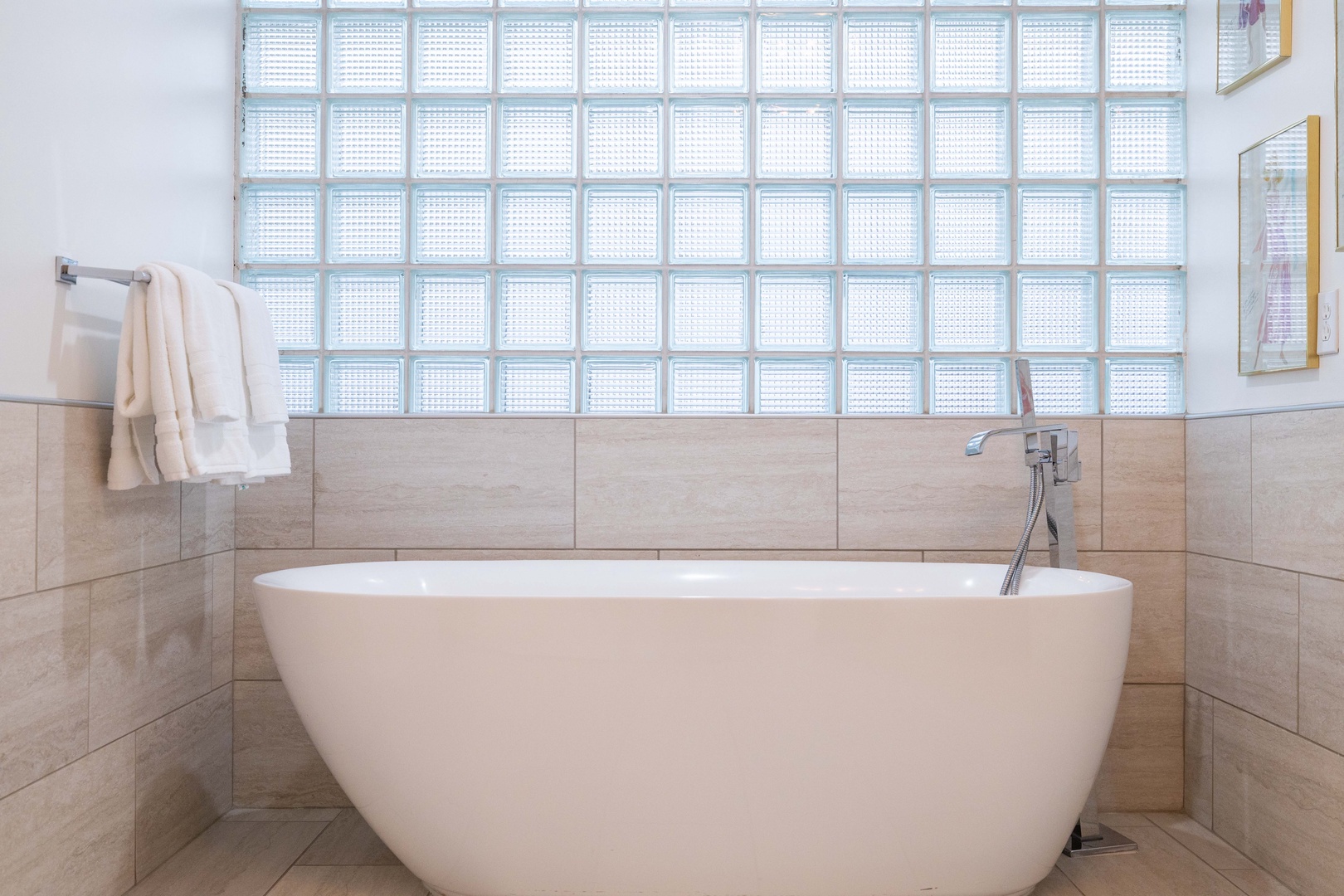 Master bathroom Tub