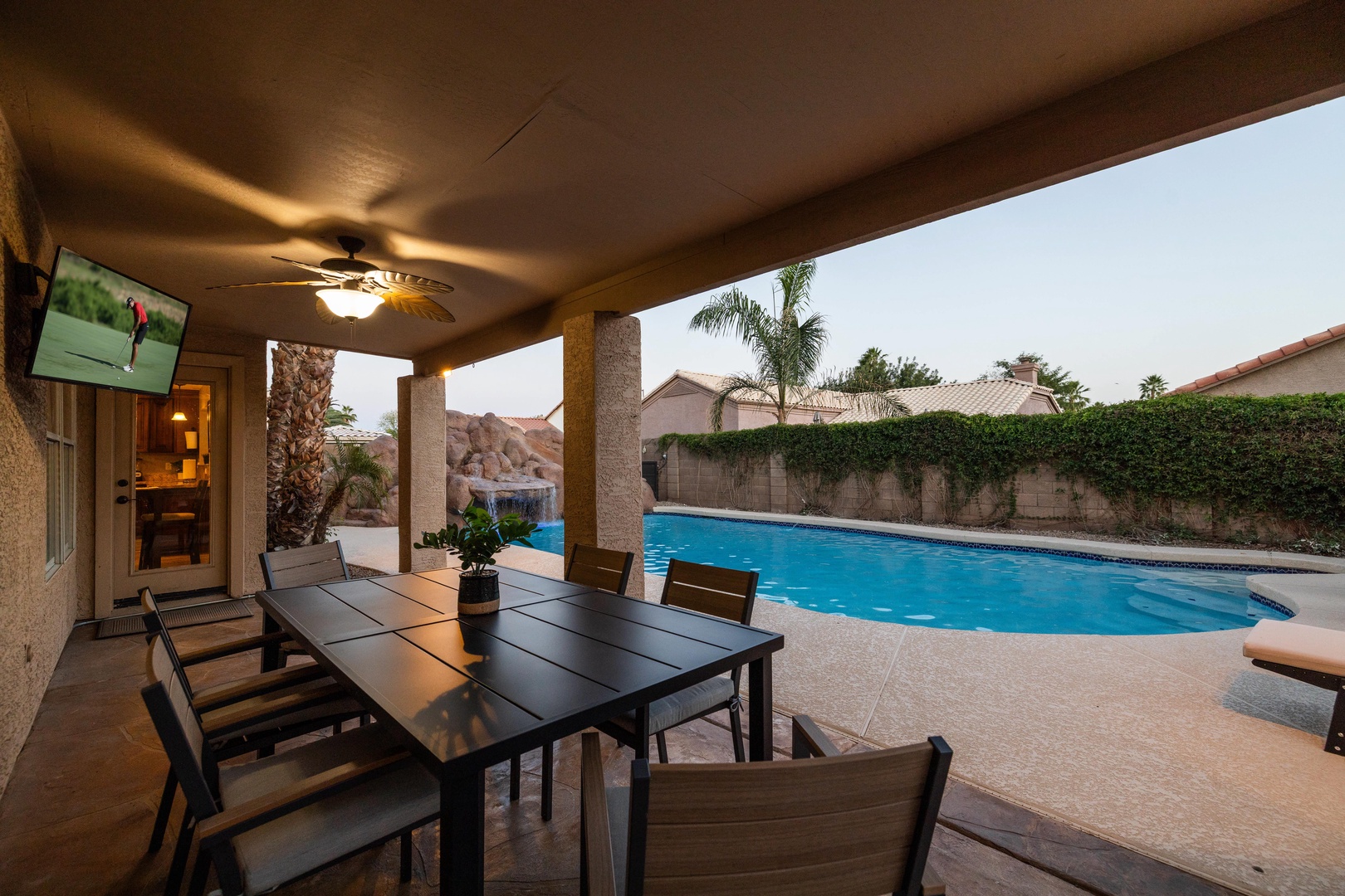 Outdoor dining at Sunset