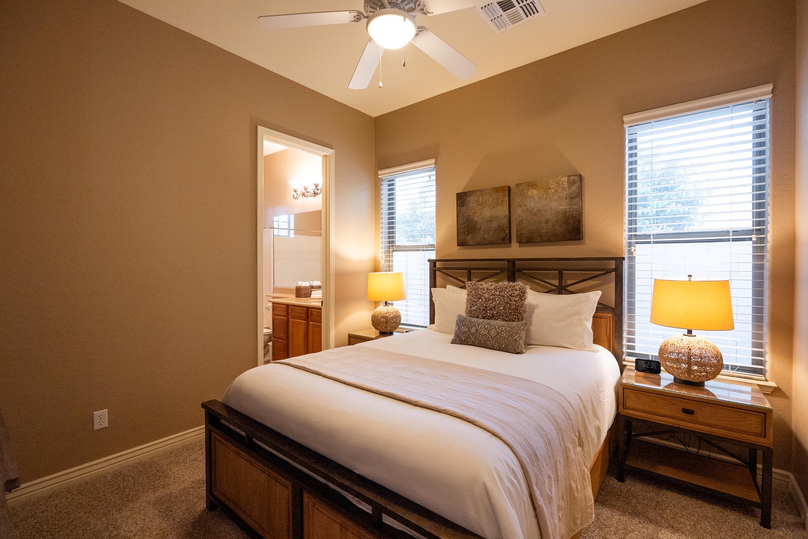 Queen bedroom with en-suite bathroom access