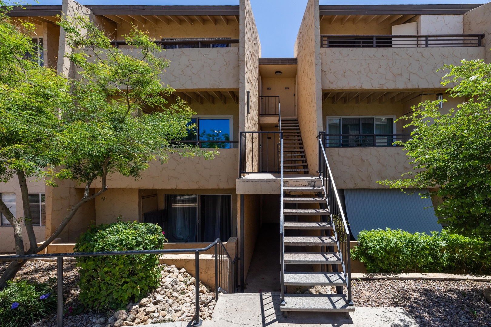 Upper-level condo. 5 min ride to Old Town Scottsdale.