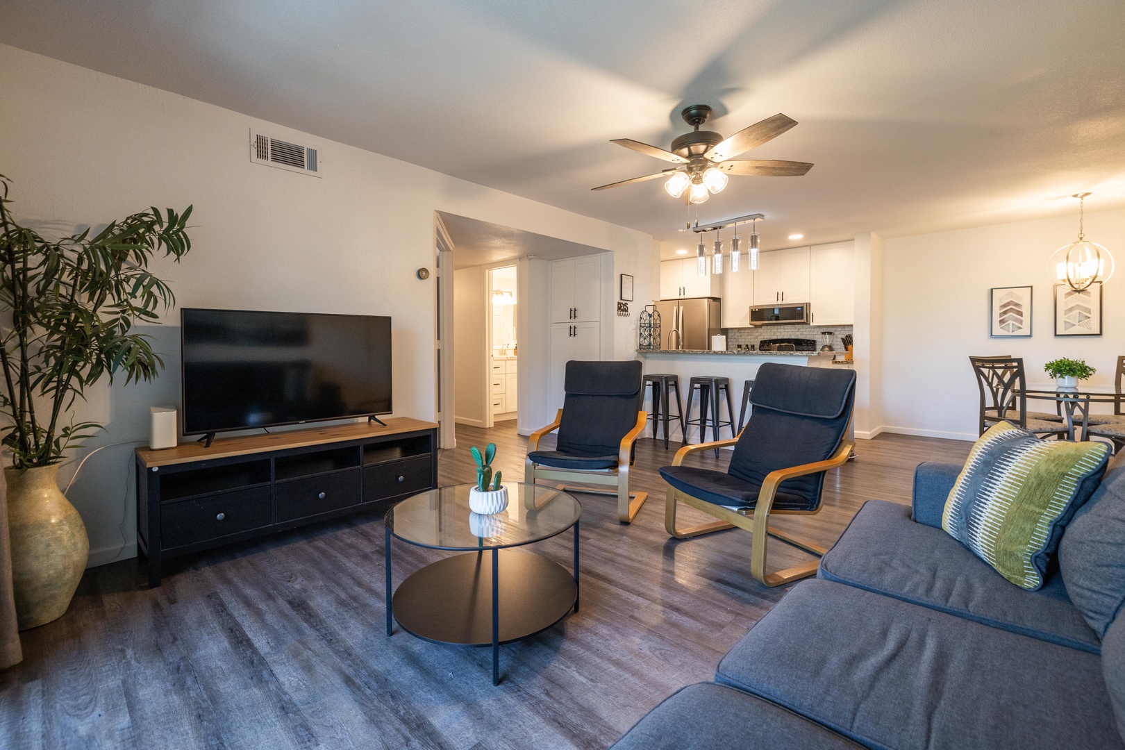 Your home base for Old Town dining, golf, and spring training