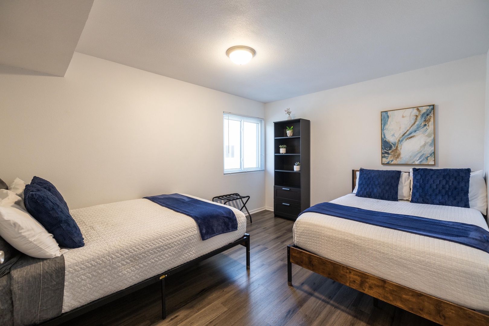 Flexible sleeping space for groups with 2 queen beds