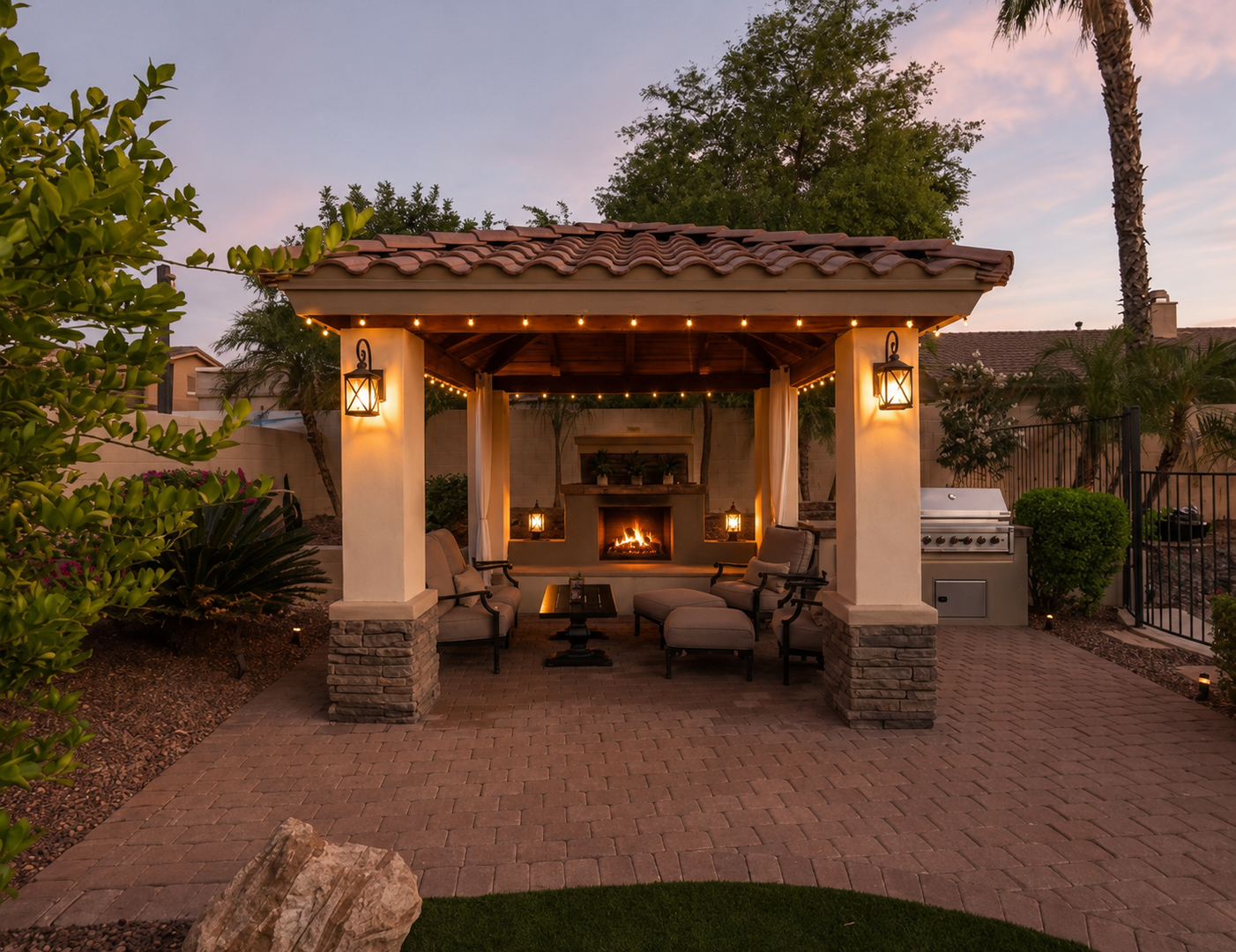 Enjoy your evening at the outdoor fireplace