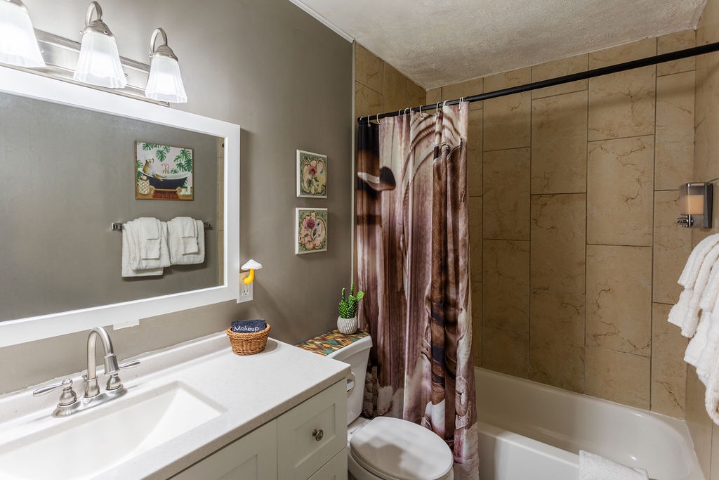 Enjoy your beautifully appointed bathroom with Western motif and plush towels.
