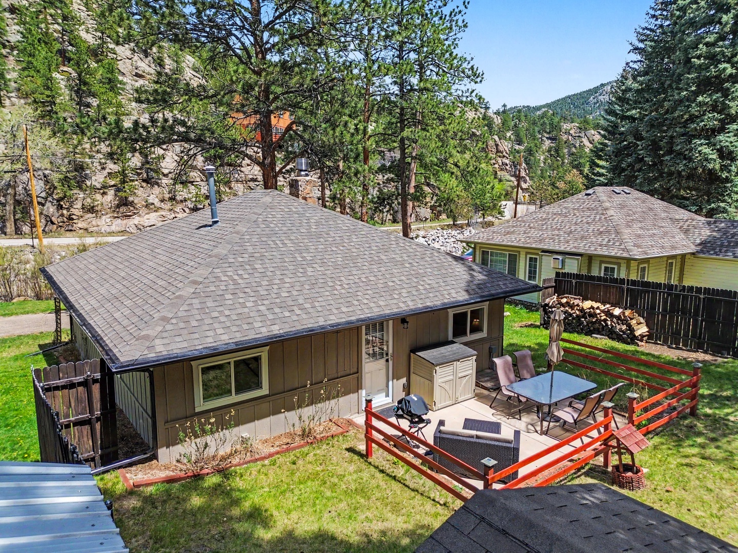 This charming mountain cabin sits nestled among towering pines with scenic mountain and riverv views. The property features a spacious outdoor deck perfect for morning coffee or evening gatherings in the crisp, fresh air.