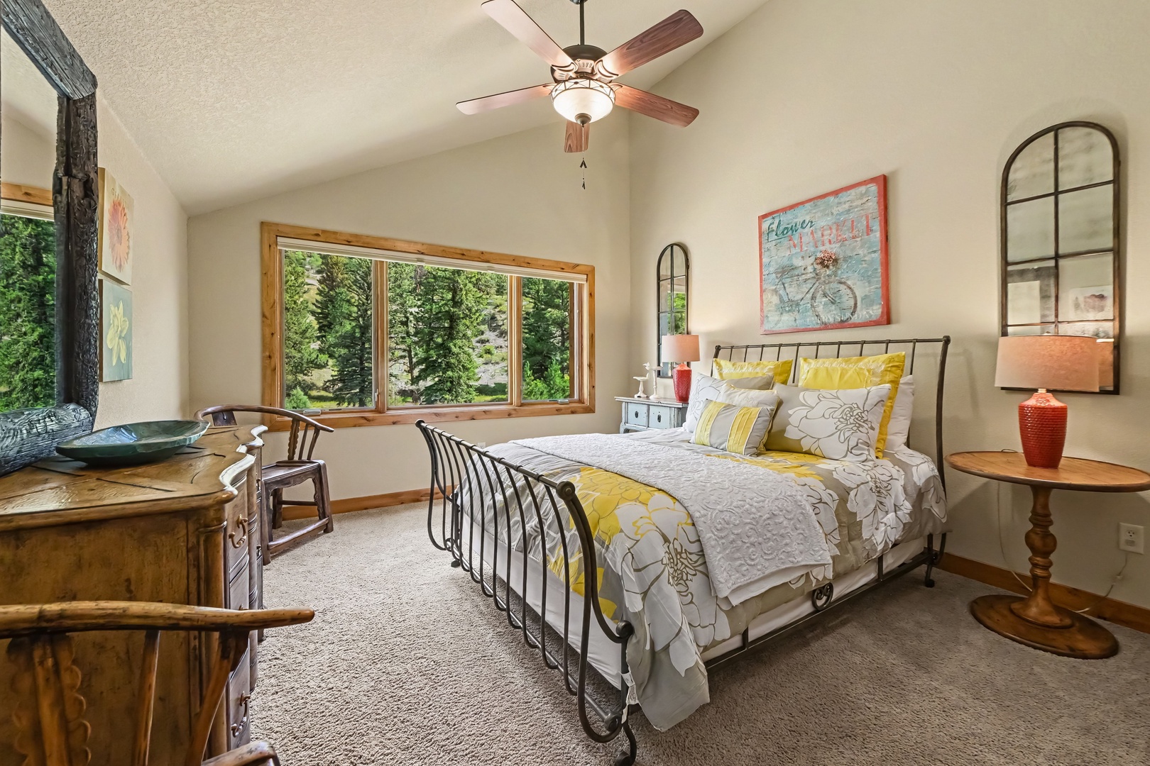 2nd Queen bedroom upstairs.