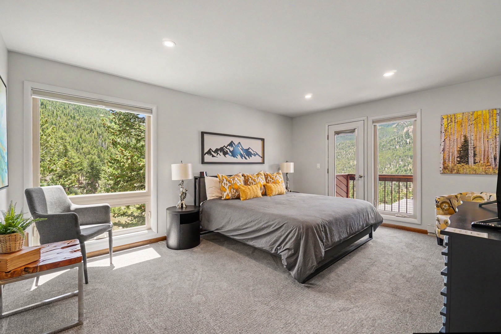 Wake each morning to mountain vistas and step onto the balcony to breathe in fresh alpine air. The King suite with private bath.
