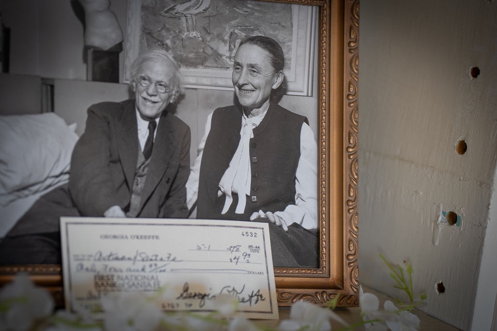 Step into history with charming vintage touches, where classic photographs and thoughtful details create a warm, nostalgic atmosphere in your room.