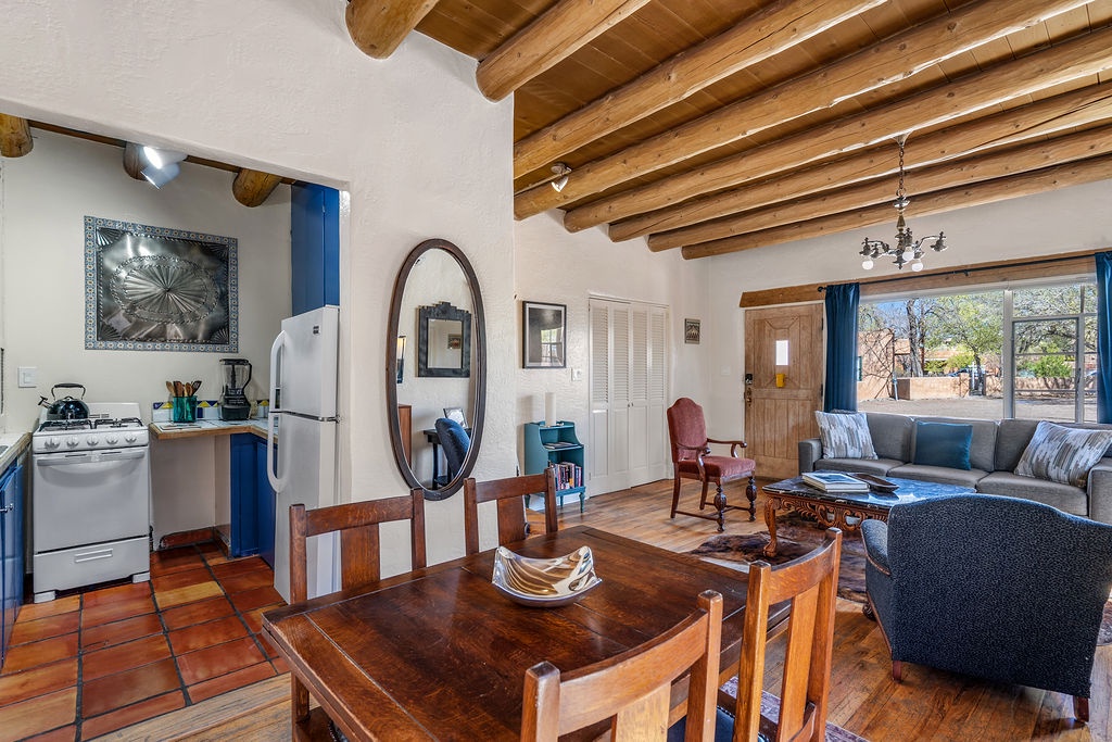 Relax in this charming open-plan space with vigas, where your living area flows into a fully equipped kitchen.