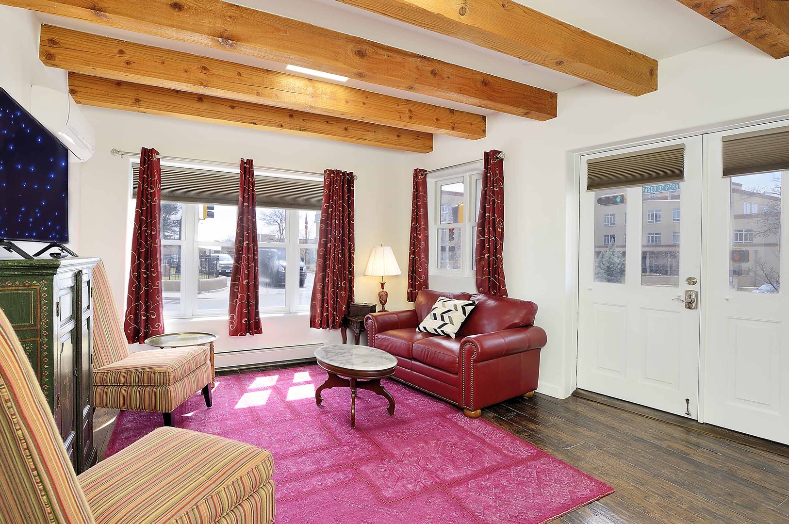 Palace of the Sleeping Dog – Uno: 2 bedroom, 1 bathroom Townhome • Walk to Plaza • A/C • Pet Friendly