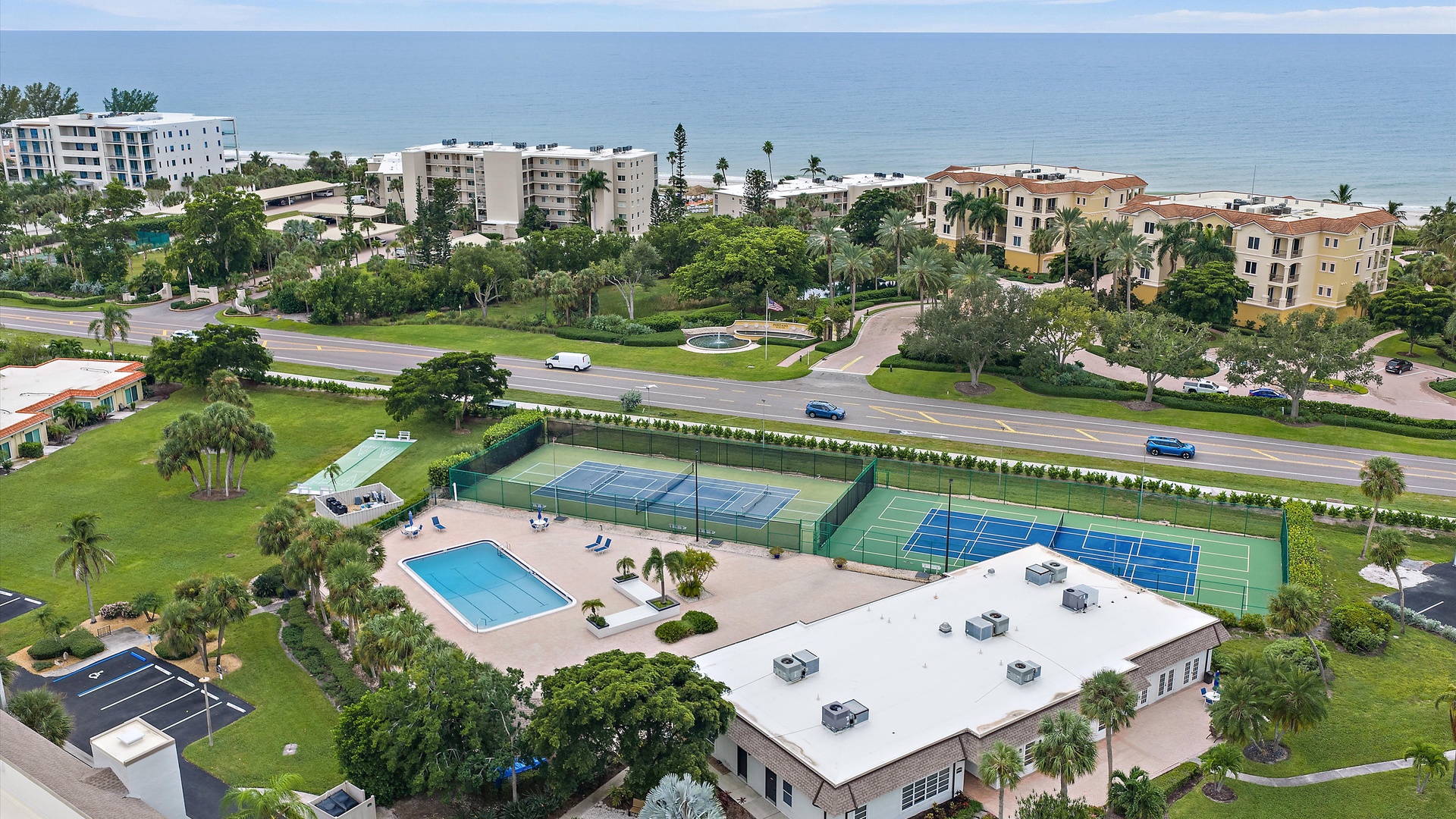 The best of both shorelines: a bayfront community with Gulf beach access across the road. Windward Bay’s pools and courts sit within landscaped grounds, with Longboat Key’s Gulf shoreline beyond.