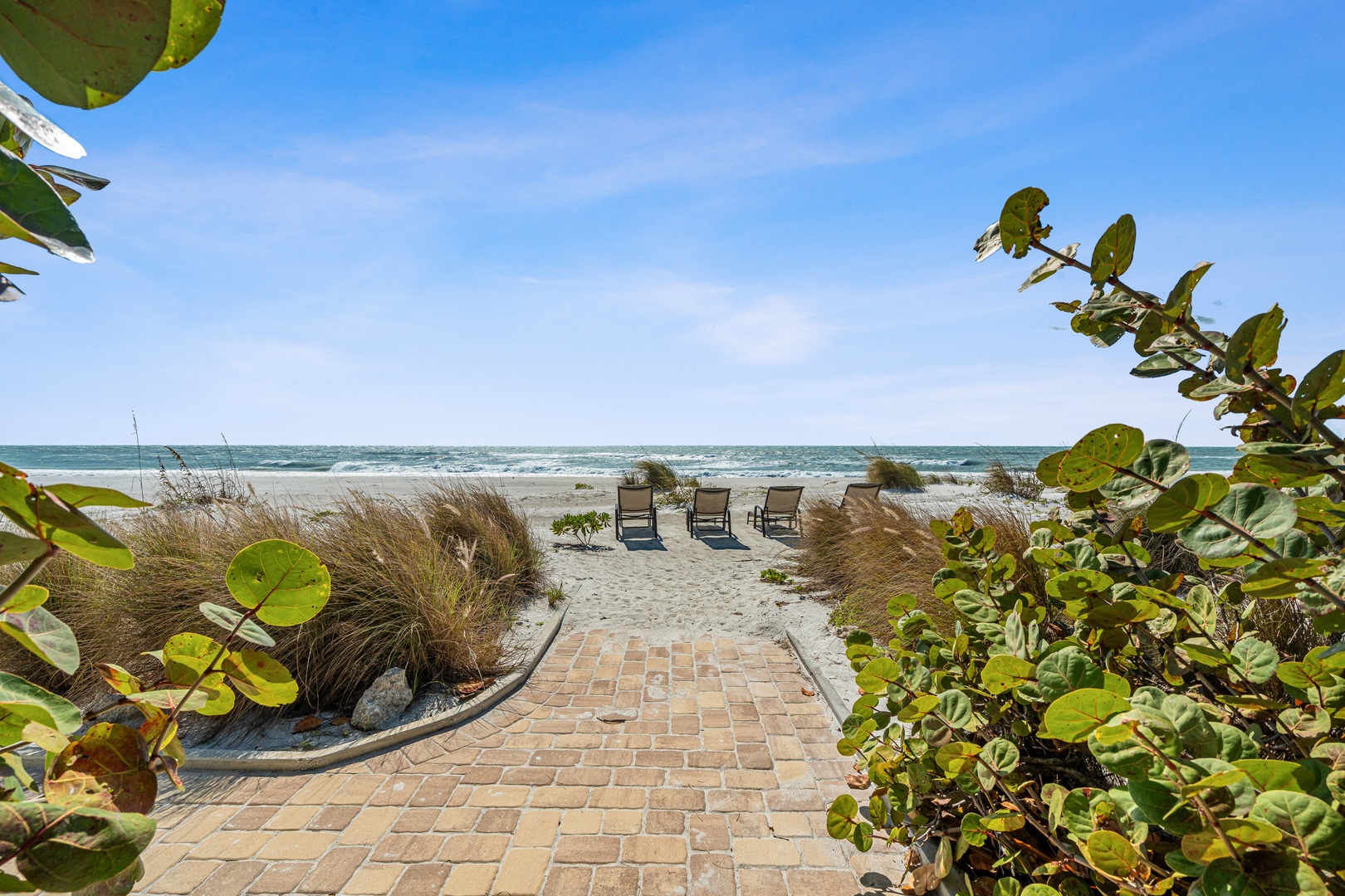 Just steps away, sunbathe on Longboat Key or enjoy stunning sunset views from the beach or patio area.