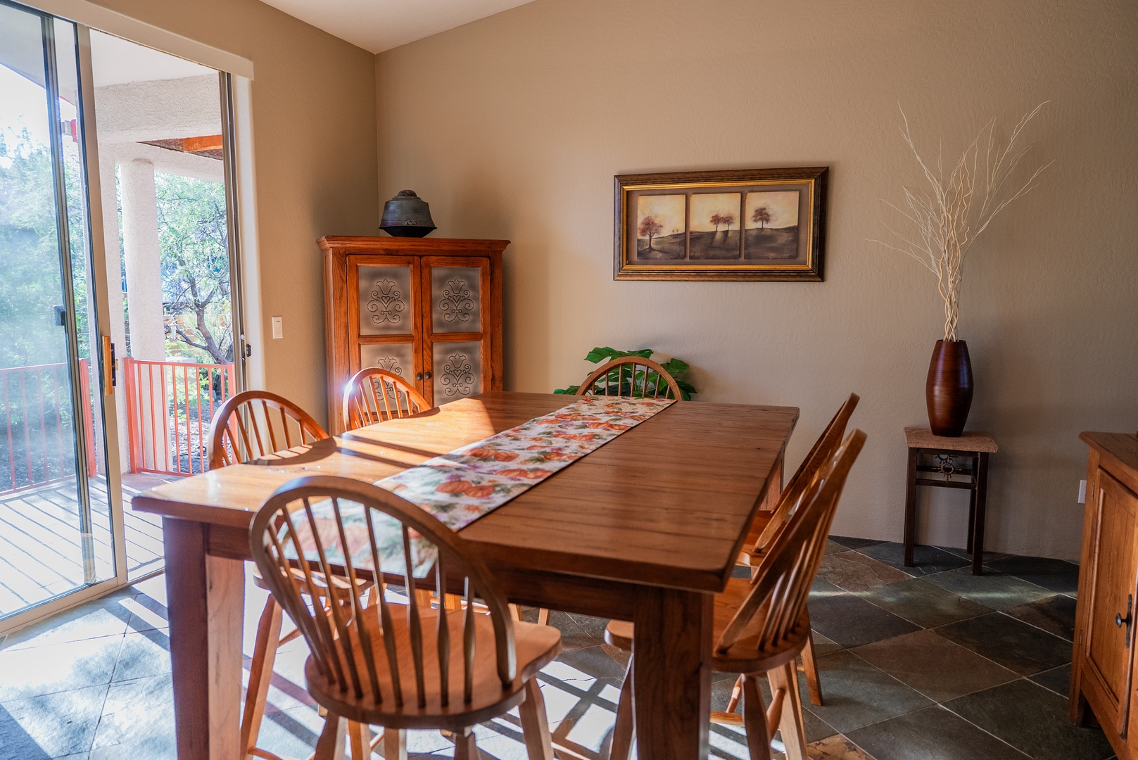Seating for 6 for great group meals or games