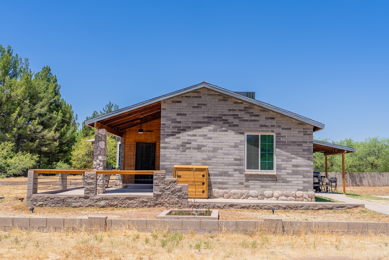 Cozy Heartsone cabin is moments from the river and close to Sedona and winetasting.