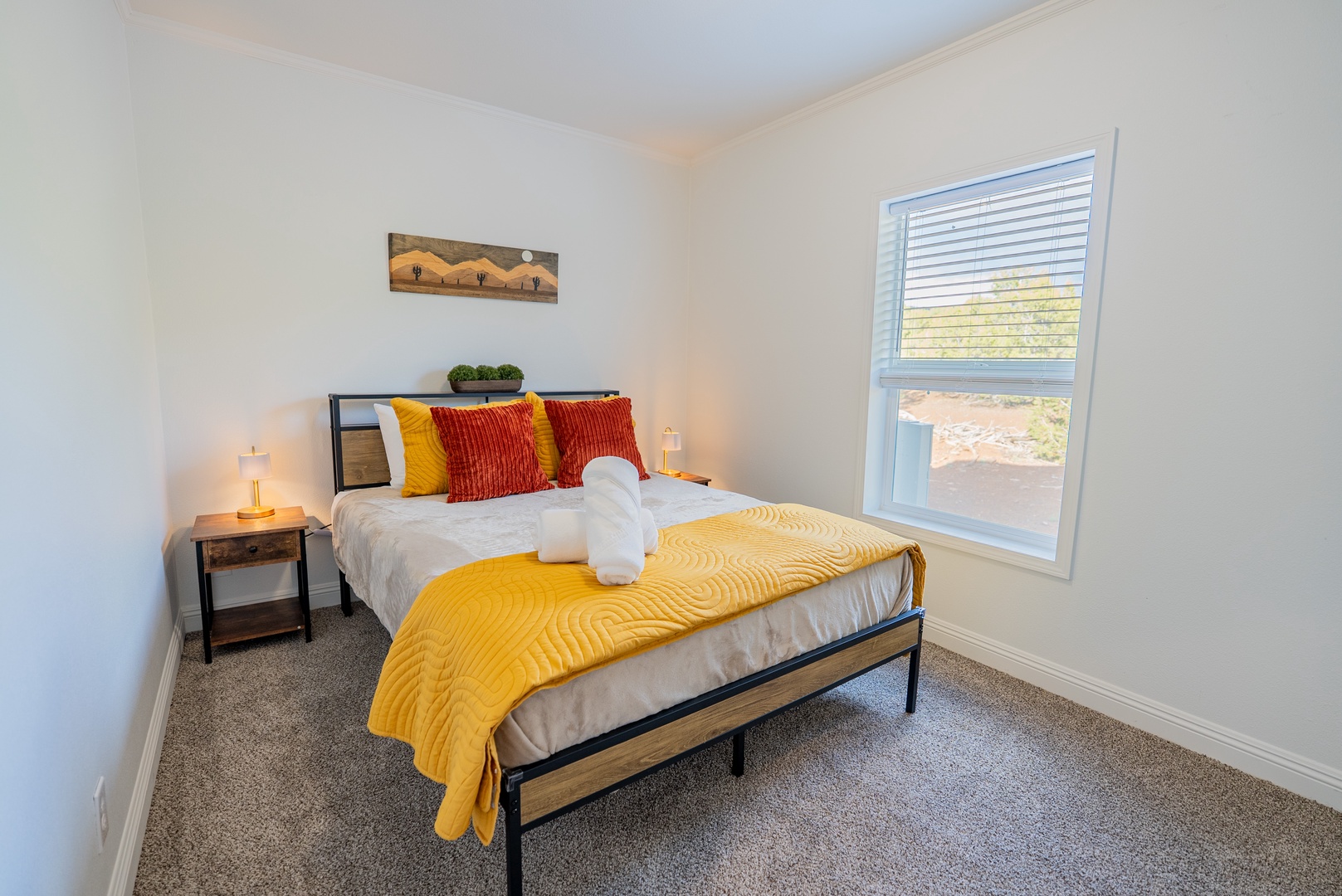 Cozy Queen overlooks the front, with views.