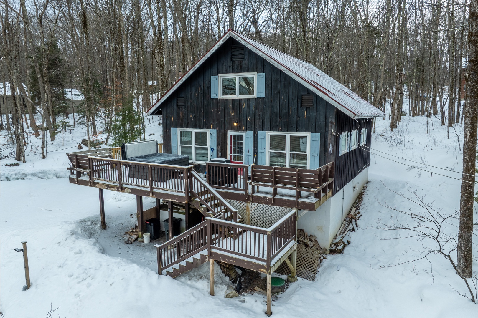 Your perfect Vermont retreat—this private duplex combines comfort, convenience, and easy access to skiing, hiking, and all Killington has to offer.