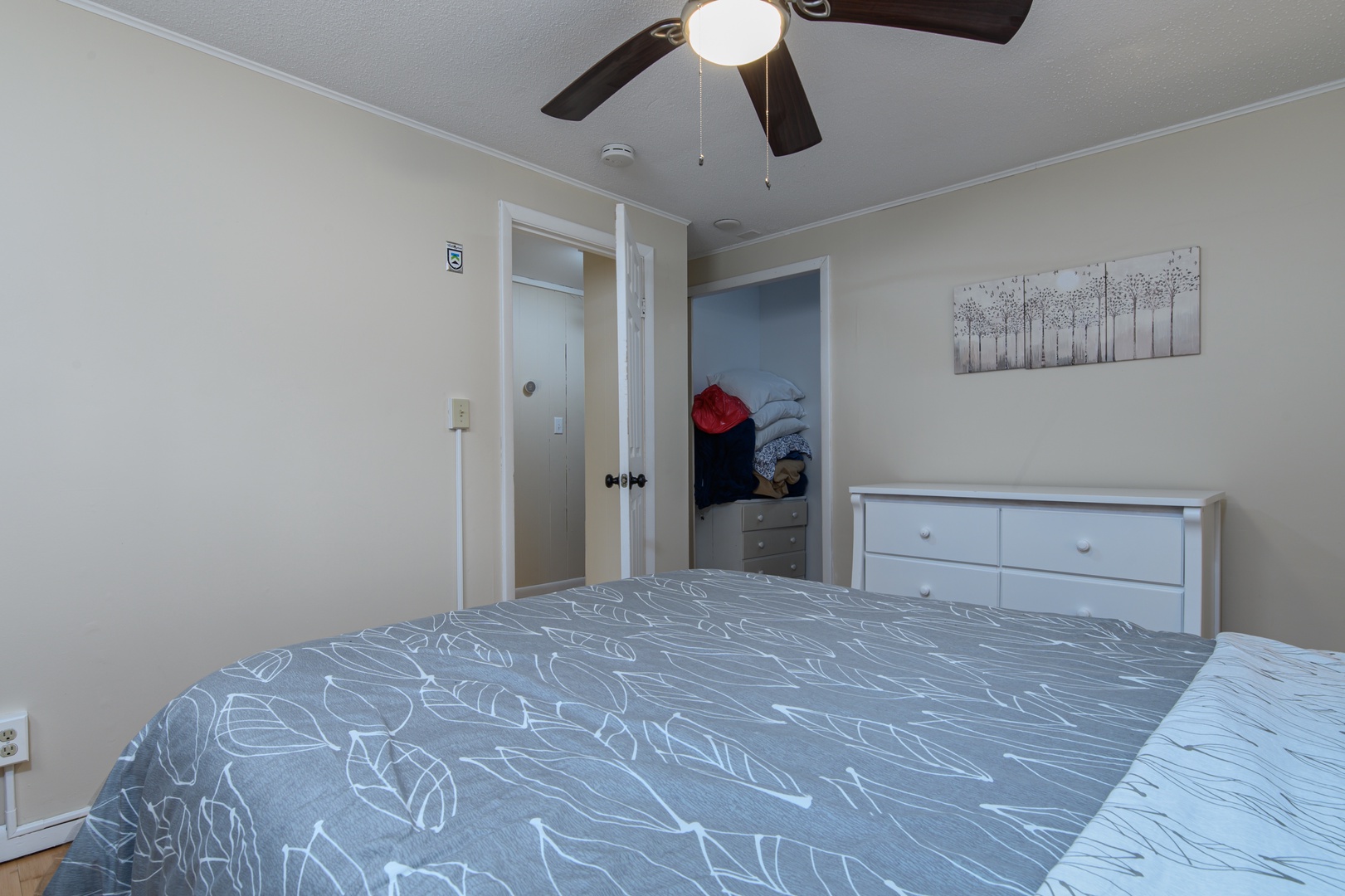 After a day on the slopes or exploring Vermont, unwind in your serene bedroom with a comfy queen bed.